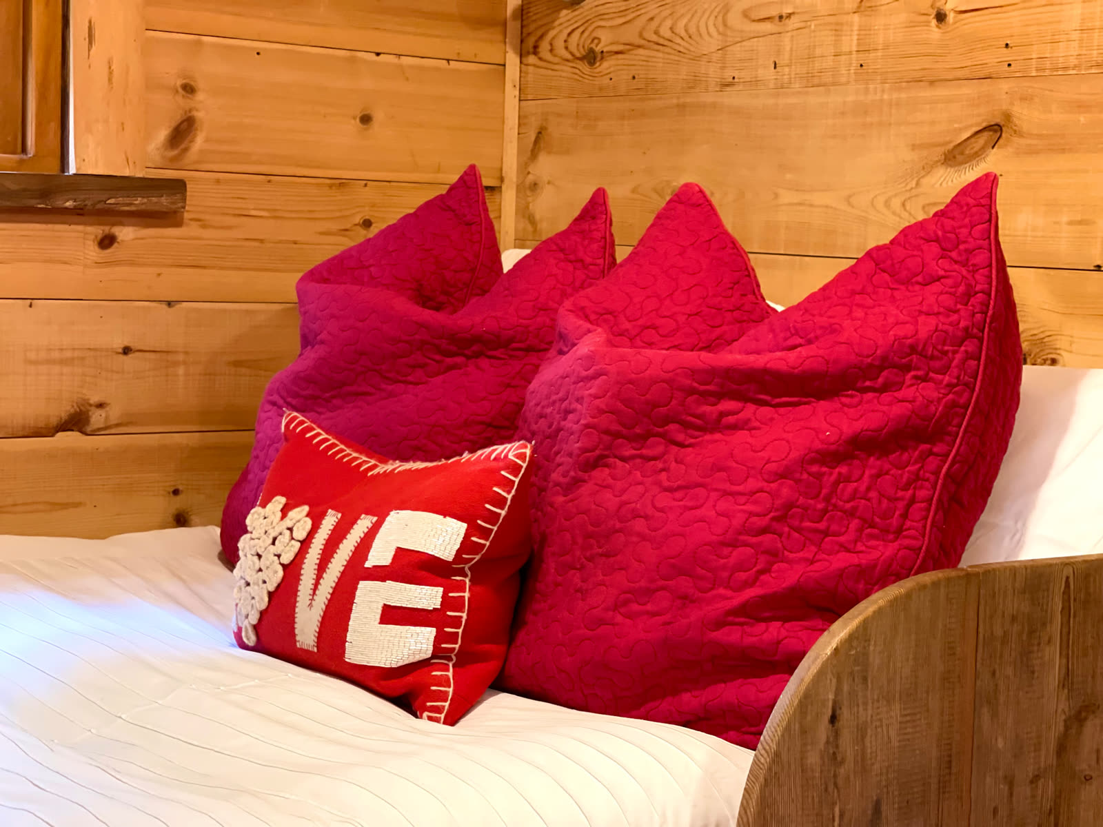 Cosy cabin bed with red LOVE pillow